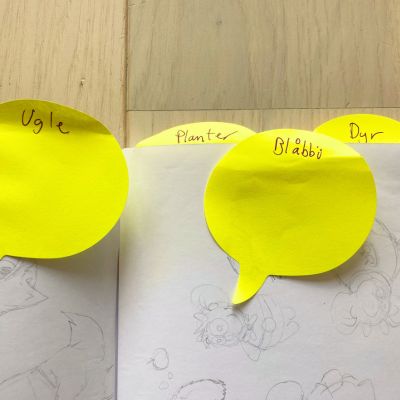 Post-its i skitsebog